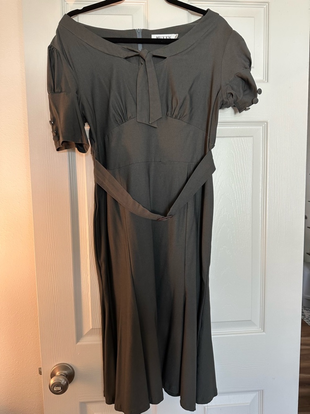 MUXXN Gray Tie-Neck Midi Dres